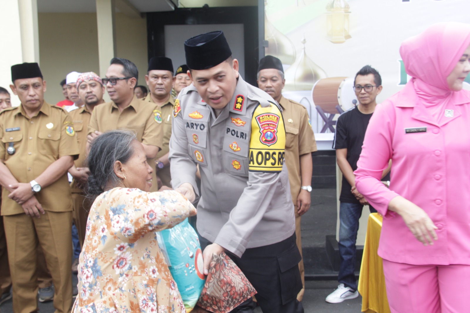Sinergi Polres Bondowoso dan PKDI Hadirkan Senyum Ojol Saat Menjelang Berbuka