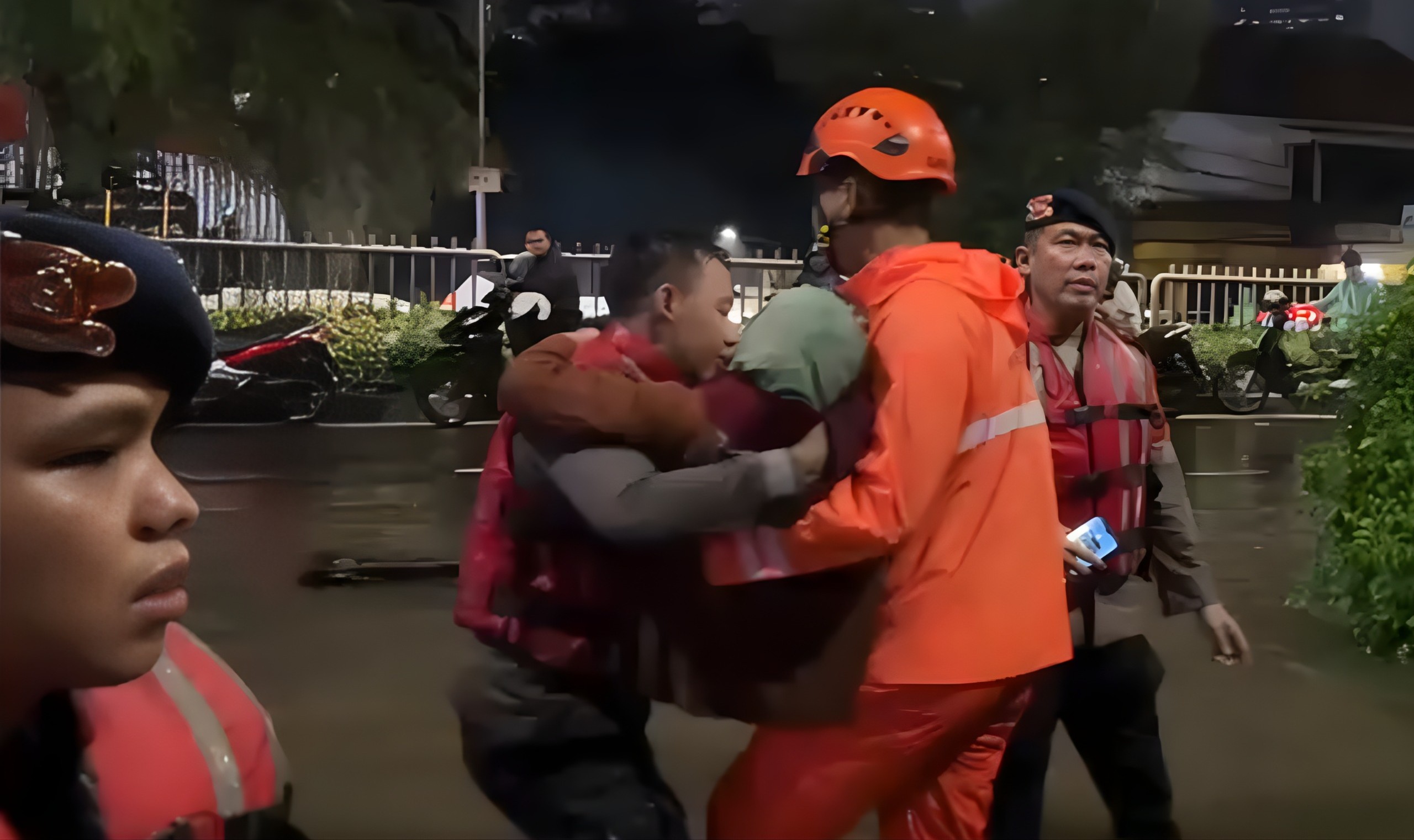 Tim SAR Sat Brimob Polda Metro Jaya Diterjunkan Bantu Evakuasi Warga Terdampak Banjir di Jakarta