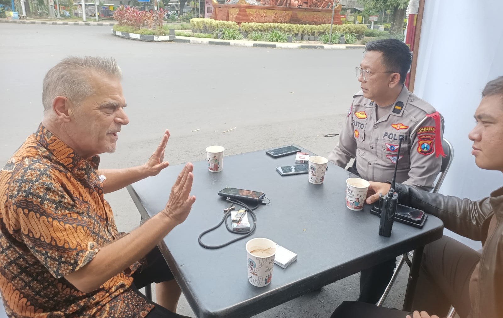 Turis California Singgah di Pos Pelayanan Polresta Malang Kota, Sampaikan Apresiasi Kinerja Polri Mengatur Lalu Lintas