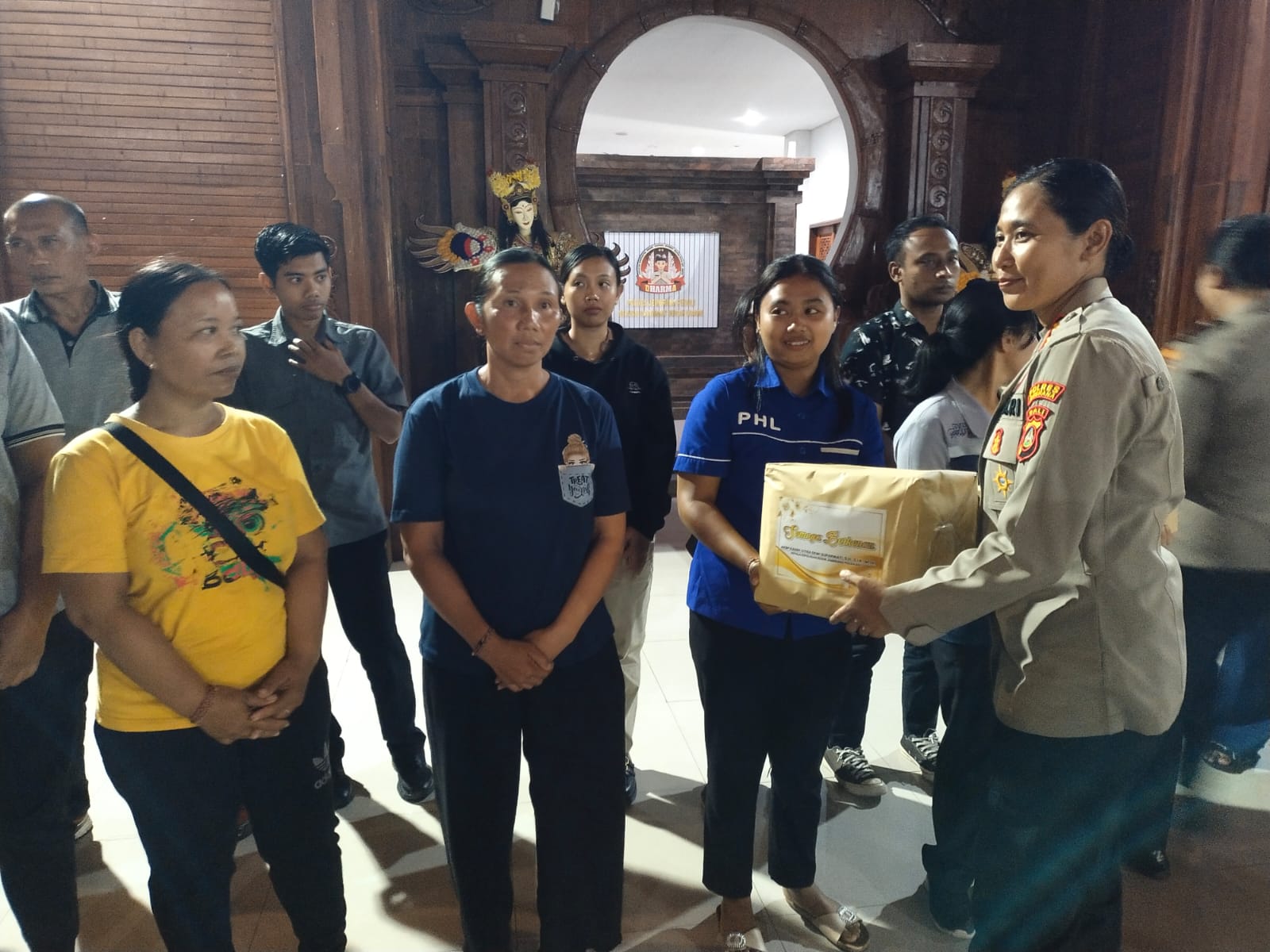 Minggu Kasih Polres Jembrana, Kapolres Berbagi dengan Petugas Kebersihan