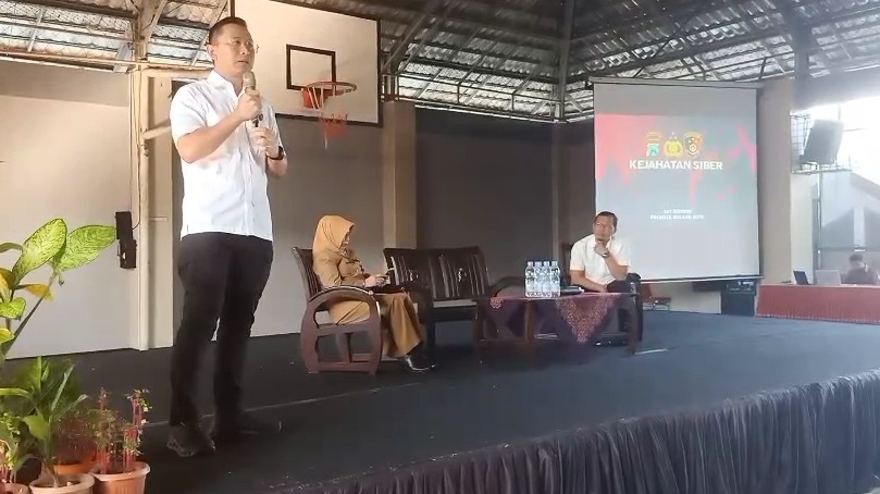 Kasatreskrim Polresta Malang Kota Edukasi Siswa SMA tentang Bahaya Kejahatan Siber dan Judi Online