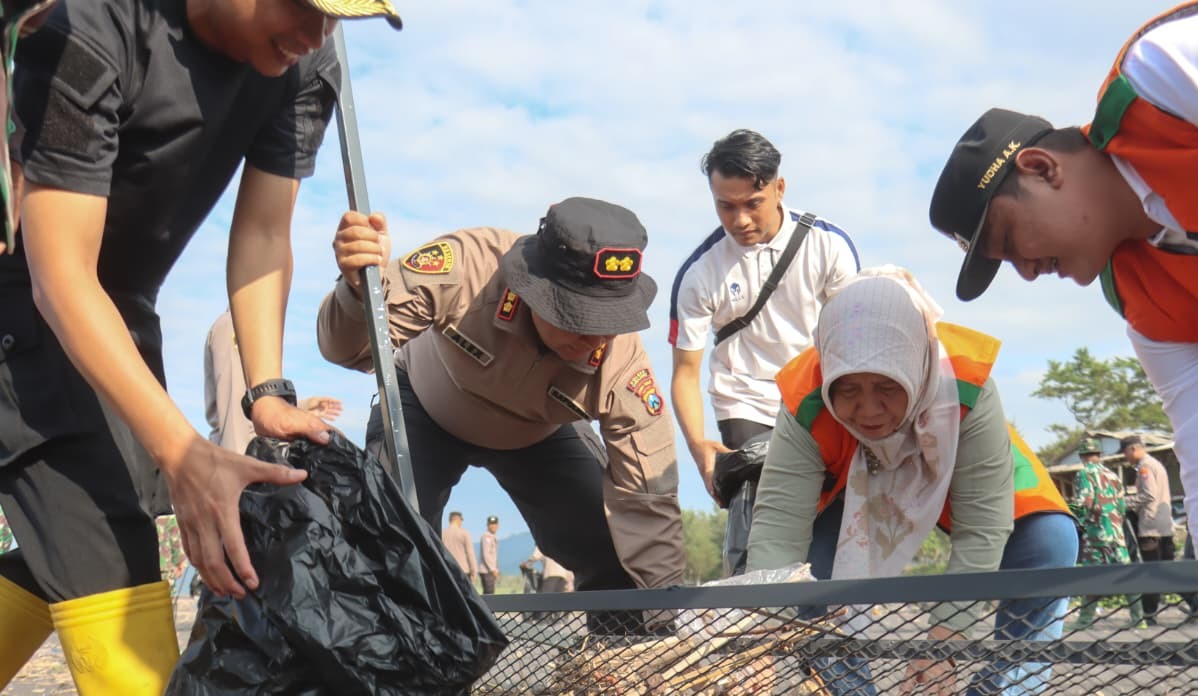 Polres Lumajang Bersama Pemda Gelar Aksi Bersihkan Pantai Bambang