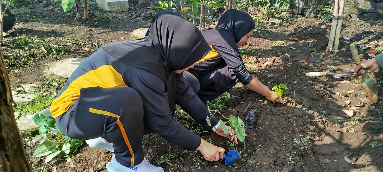 Polsek Blimbing Manfaatkan Lahan Kosong Tanam 100 Bibit Uwi Ungu yang Kaya Manfaat