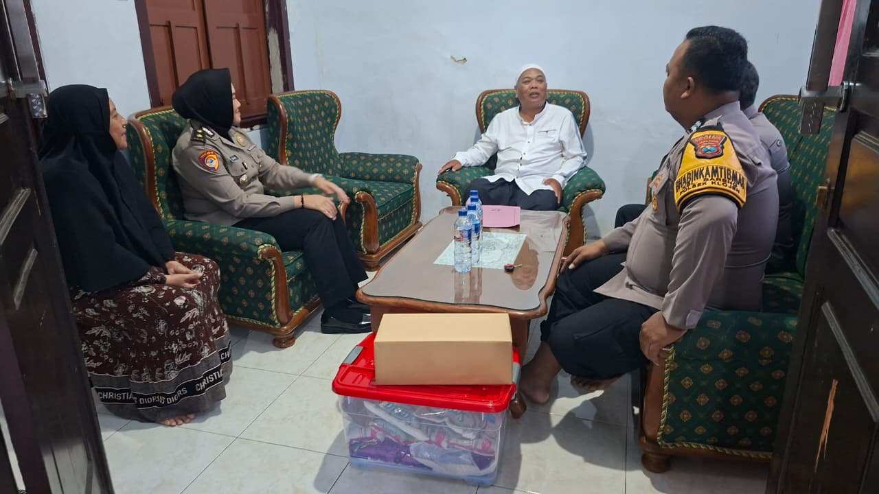 Pejabat Utama Polresta Malang Kota Serempak Sambang Wujudkan Komitmen Kepedulian Kepada Keluarga Korban Kanjuruhan