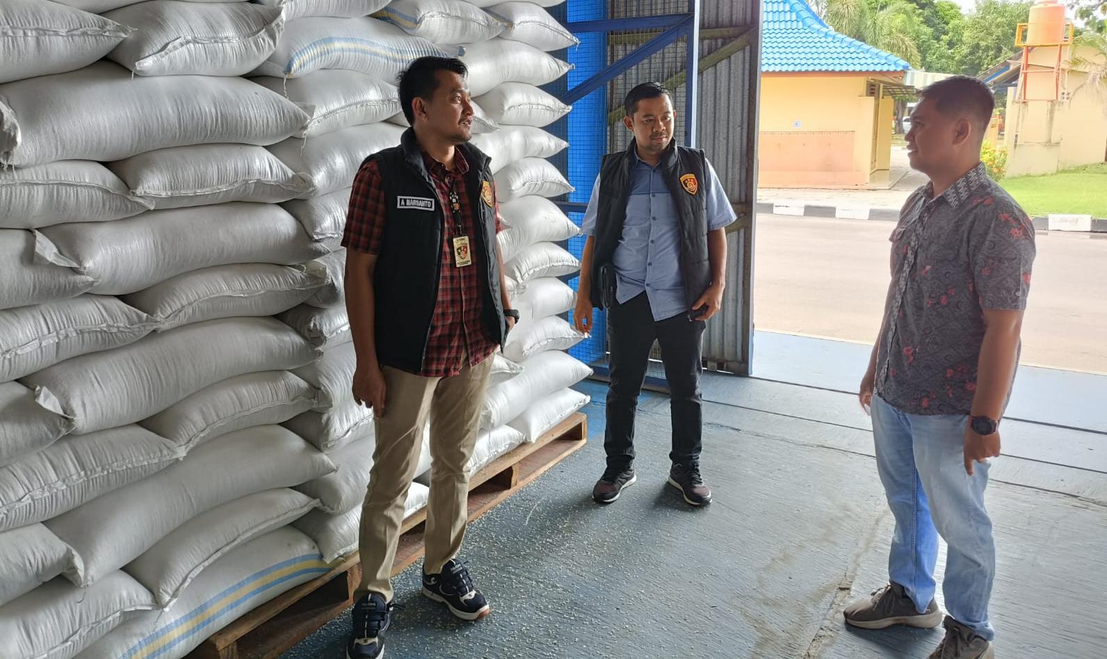 Satgas Pangan Polres Ngawi Cek Gudang Bulog Pastikan Stok Beras dan Jagung Aman