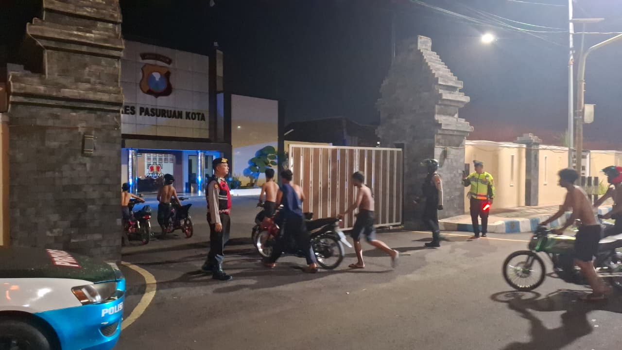 Hasilnya, petugas mengamankan belasan unit sepeda motor tanpa dokumen resmi serta botol berisi miras siap edar