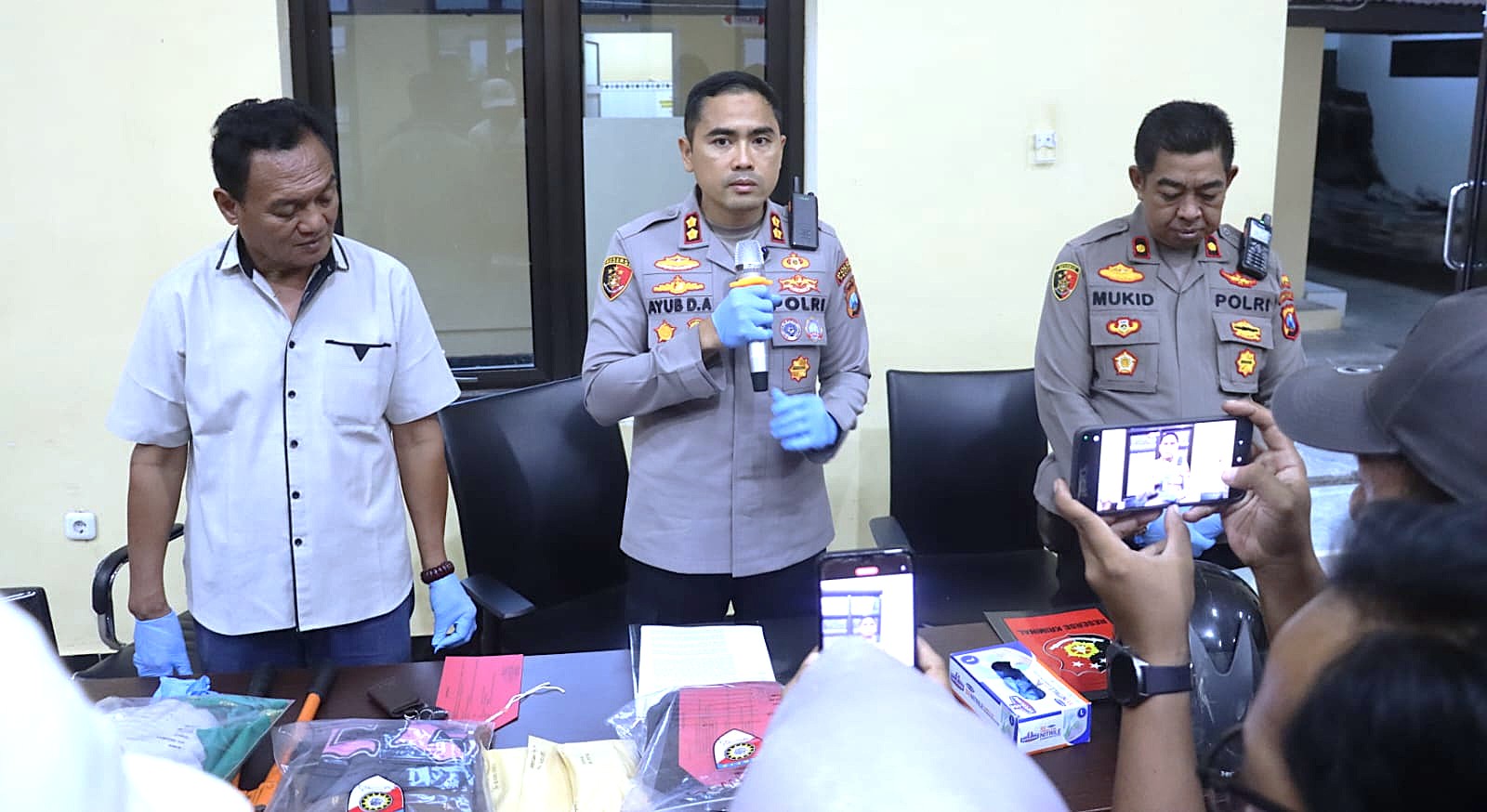 Polres Pacitan Amankan Dua Tersangka Penyiram Air Keras Penjual Tempe