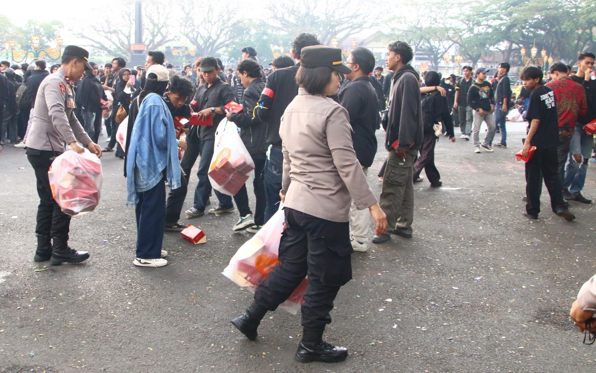 Rutam Nuwus Aksi Damai Berjalan Lancar, Polisi dan Mahasiswa Bersih-Bersih Usai Orasi