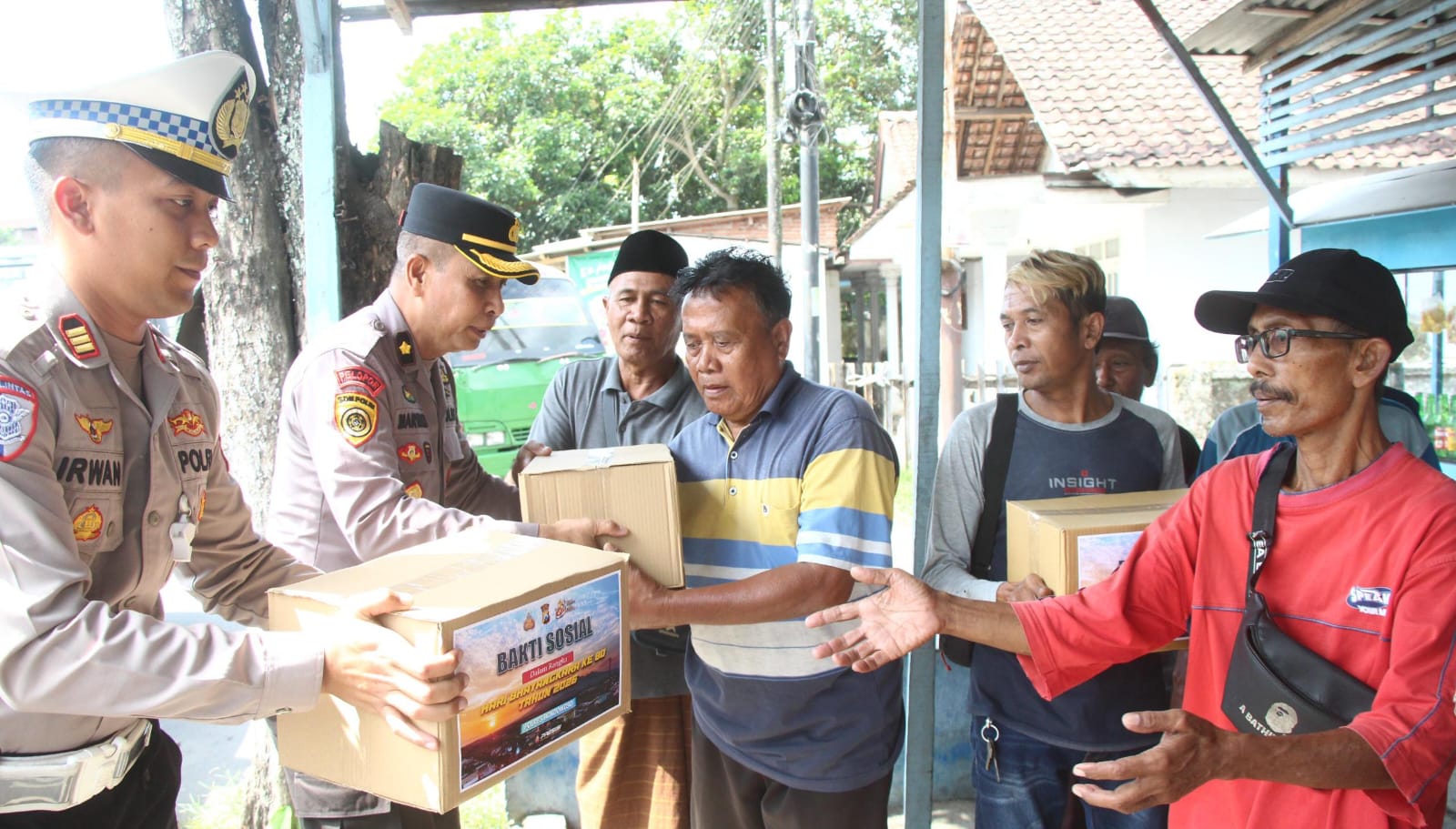 Sambut Hari Bhayangkara ke 80, Polres Bondowoso Salurkan Bantuan untuk Anak Yatim, Ojol dan Sopir Angkot