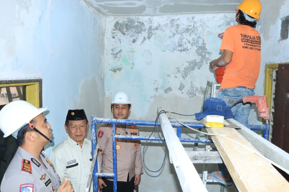 Polres Gresik Bedah Rumah Purnawirawan Polri di Driyorejo, Kado Hari Bhayangkara ke-80