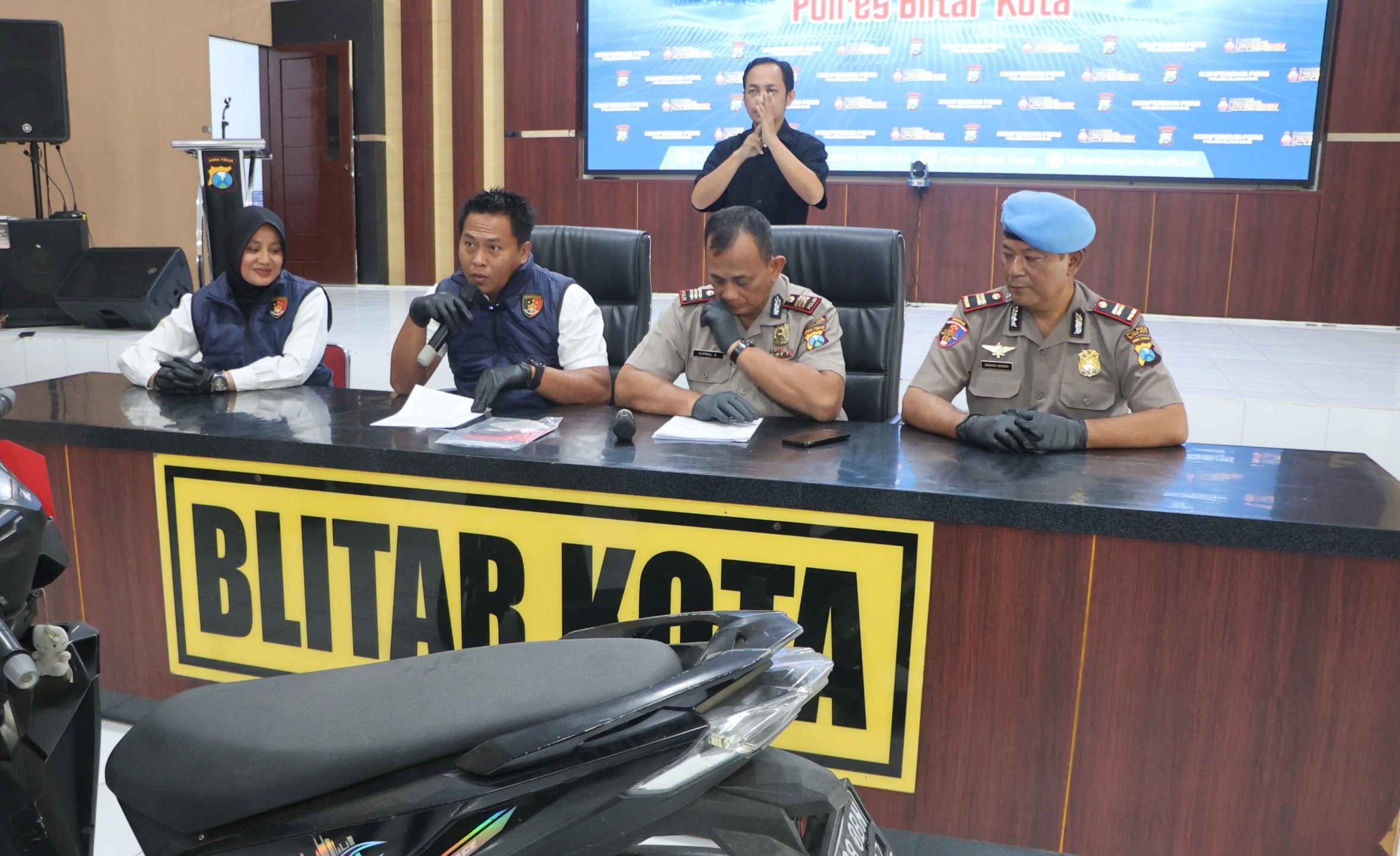 Polres Blitar Kota Amankan Tiga Tersangka Perampasan Modus Jebak Korban Lewat Aplikasi Kencan