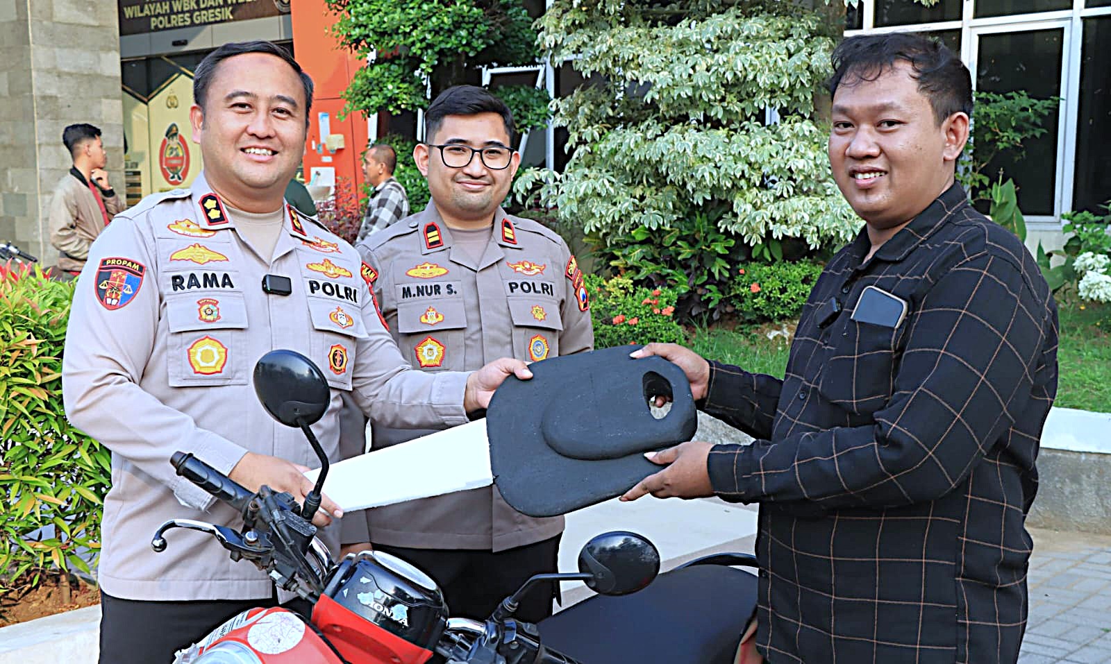 Polres Gresik Kembalikan 3 Motor Korban Curanmor dan Begal Tanpa Biaya