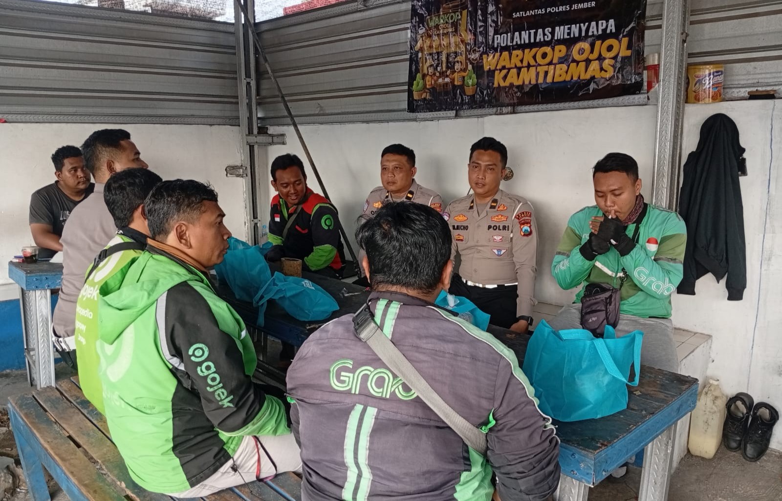 Sambut Hari Bhayangkara ke-80, Polres Jember Berbagi Paket Sembako untuk Ojol