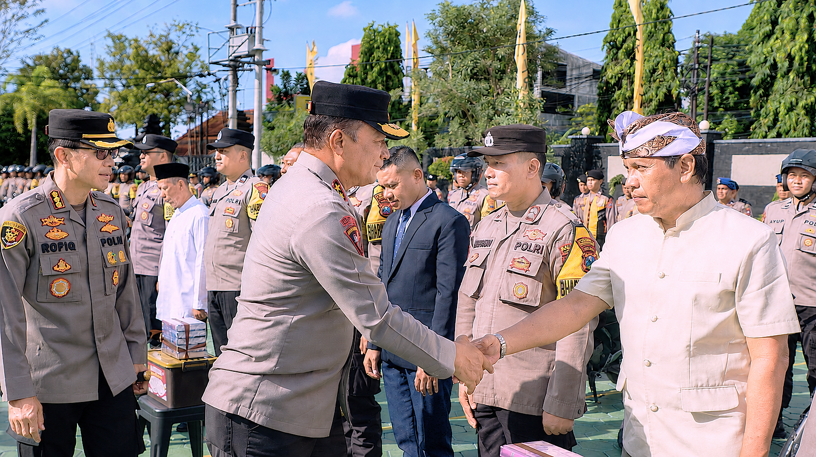 Sambut Hari Bhayangkara ke-80 Kapolda Jatim Bagikan 2.055 Kitab Suci