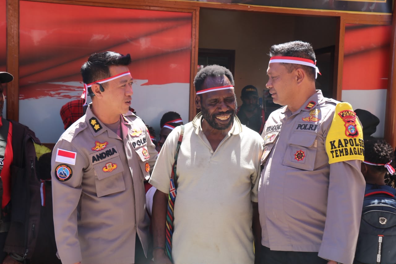 Bangun Kepercayaan Masyarakat, Polsek Tembagapura dan Satgas Damai Cartenz Salurkan Sembako