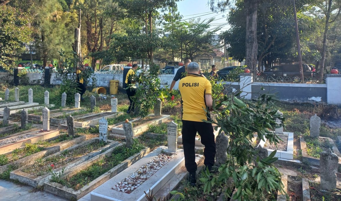 Jelang HUT ke-81 RI: Polresta Malang Kota Bersama TNI-DLH Karya Bhakti di TMP Suropati, Wujud Penghormatan kepada Pahlawan