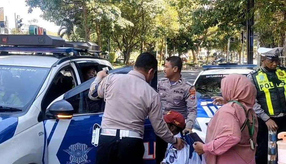 Diantar Polisi, Bocah SD di Gresik yang Tersesat Jalan Pulang Akhirnya Bertemu Orang Tuanya