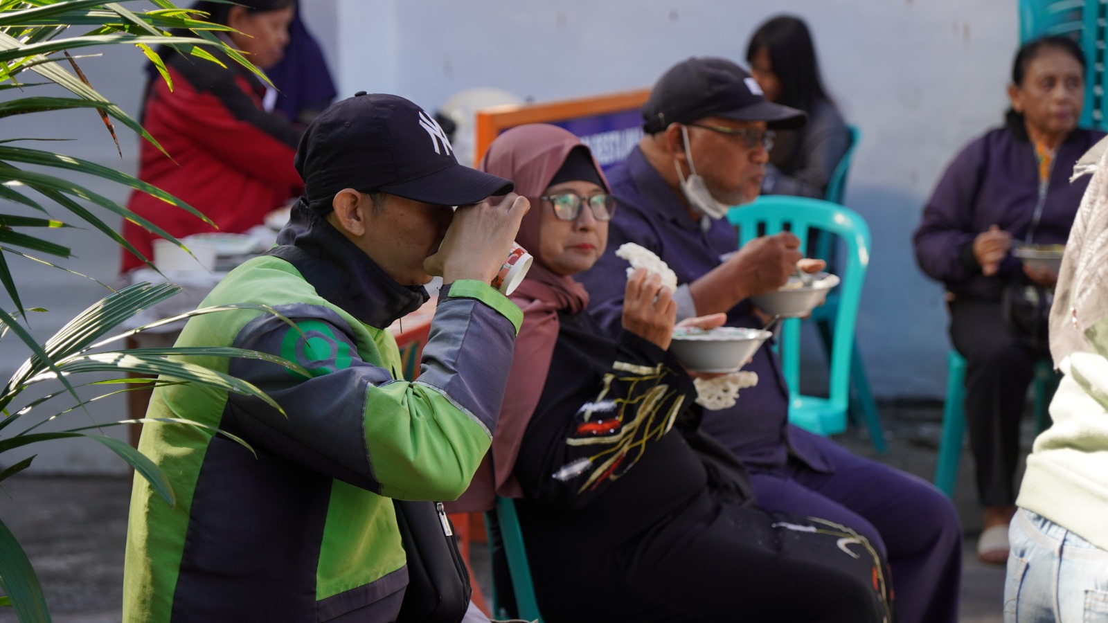 Polresta Malang Kota Bagikan 600 Porsi Makan Gratis, Warga Antusias dan Manfaatkan Layanan Cek Kesehatan Gratis