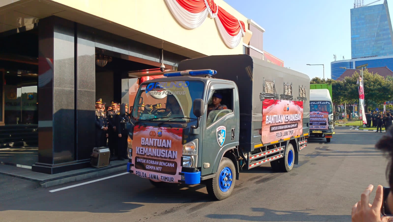 Di Hari Kemerdekaan, Polri Serentak Gerakkan 44 Truk Bantuan untuk Masyarakat Terdampak Gempa Flores