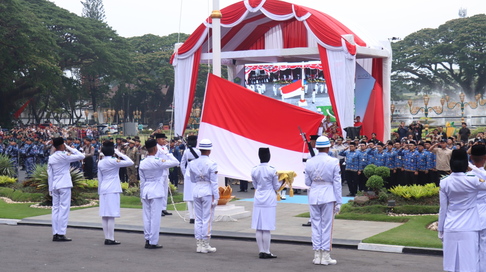 HUT ke-81 RI: Kapolresta Malang Kota Hadiri Upacara hingga Penurunan Bendera, Ajak Warga Peduli NTT dan Bumi Arema Semakin Damai