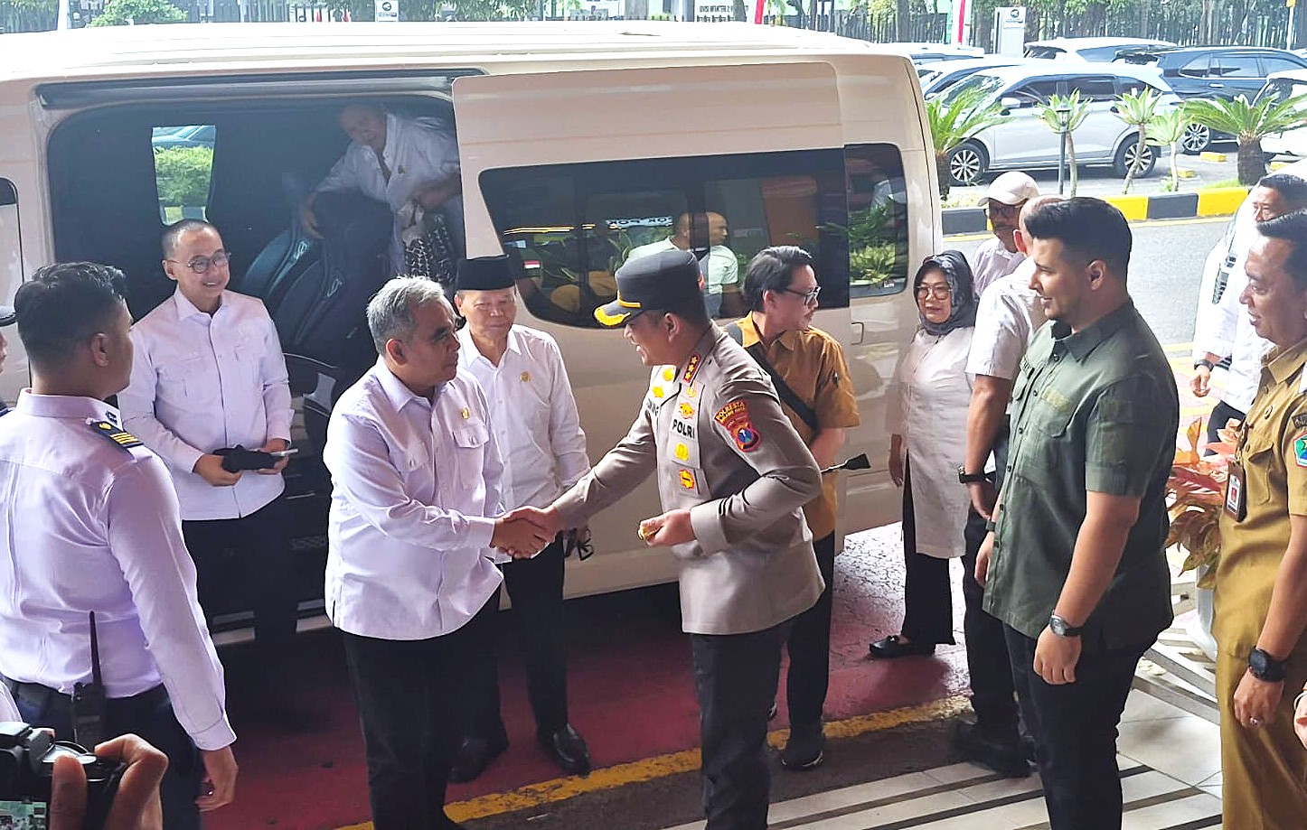 Kapolresta Malang Kota Pimpin Pengamanan Keberangkatan Ketua MPR RI di Stasiun Malang Kota Baru, Pastikan Perjalanan Ziarah ke Makam Bung Karno
