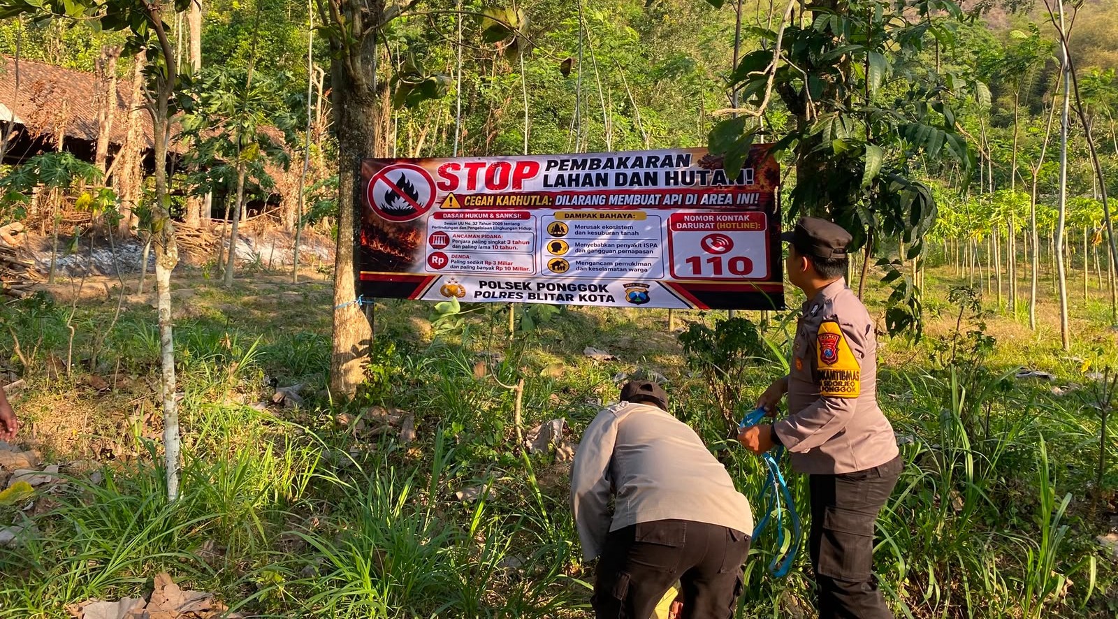Polres Blitar Kota Edukasi Warga dan Pasang Banner Cegah Karhutla di Lereng Gunung Pegat