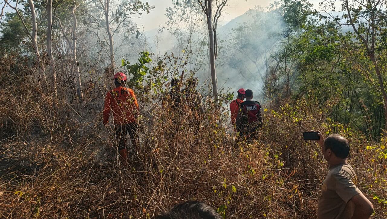 Tim Gabungan Polres Trenggalek Berhasil Evakuasi 4 Pendaki yang Terjebak Kebakaran di Gunung Orak arik