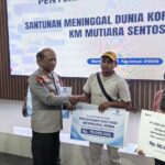 Kapolda Jatim Dampingi Wamenhub Serahkan Santunan Korban KM Mutiara Sentosa II