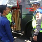 Cegah Kecelakaan, Polres Pelabuhan Tanjung Perak Gelar Ramp Check Bus Peziarah di Sunan Ampel