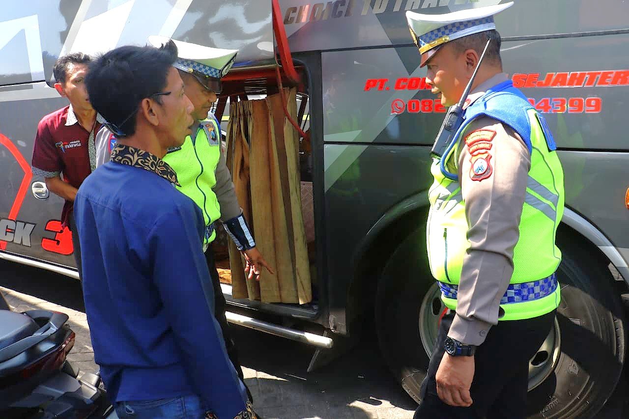 Cegah Kecelakaan, Polres Pelabuhan Tanjung Perak Gelar Ramp Check Bus Peziarah di Sunan Ampel