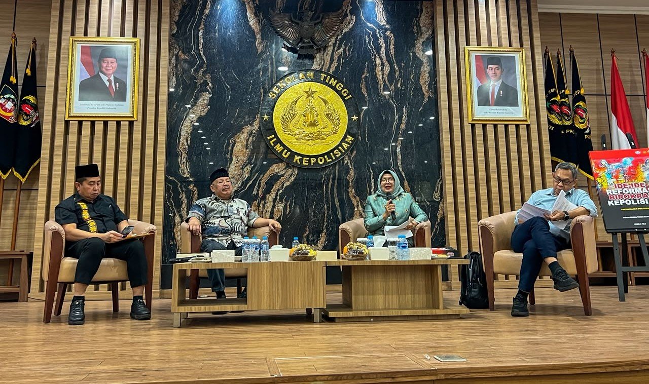 Bedah buku tersebut diikuti sekitar 100 mahasiswa S2 MIK Angkatan 16 dan S1 Polwan Angkatan 1 Tahun 2025, 20 perwakilan Sepolwan, serta disaksikan masyarakat melalui kanal YouTube Pusat Studi Ilmu Kepolisian yang hingga kegiatan berlangsung mencatat 3.878 views