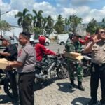 Aksi Humanis Polres Bondowoso, Berbagi Air Minum Gratis untuk Warga Antre di SPBU