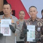 Polresta Sidoarjo Polda Jatim berhasil membongkar jaringan peredaran uang palsu (upal) lintas provinsi dan menangkap tiga tersangka serta menyita barang bukti uang palsu senilai Rp 298,52 juta
