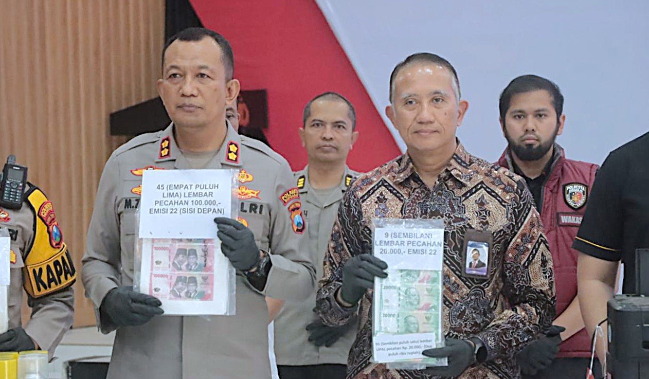 Polresta Sidoarjo Polda Jatim berhasil membongkar jaringan peredaran uang palsu (upal) lintas provinsi dan menangkap tiga tersangka serta menyita barang bukti uang palsu senilai Rp 298,52 juta