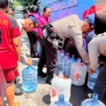 Brimob Polda Jatim Salurkan 37.000 Liter Air Bersih untuk Warga Terdampak Kemarau