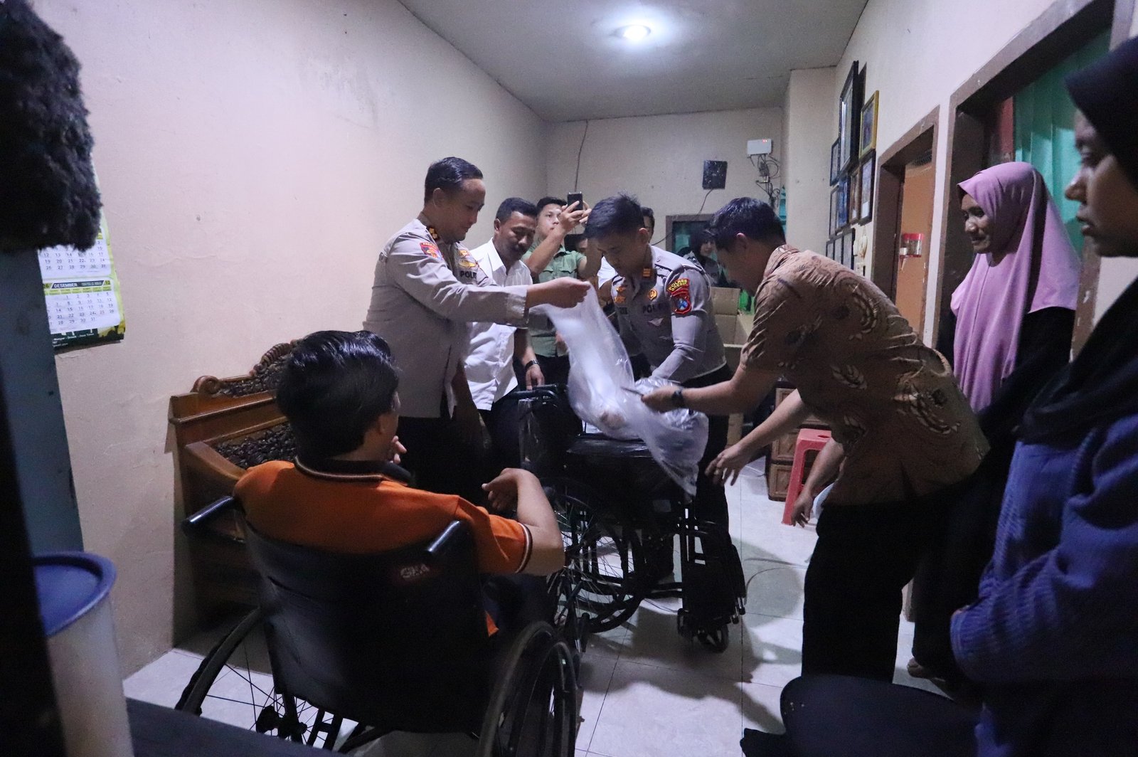 Sentuh Hati! Aksi Cepat Polres Gresik Selamatkan Ekonomi Keluarga Driver Ojol Korban Kecelakaan