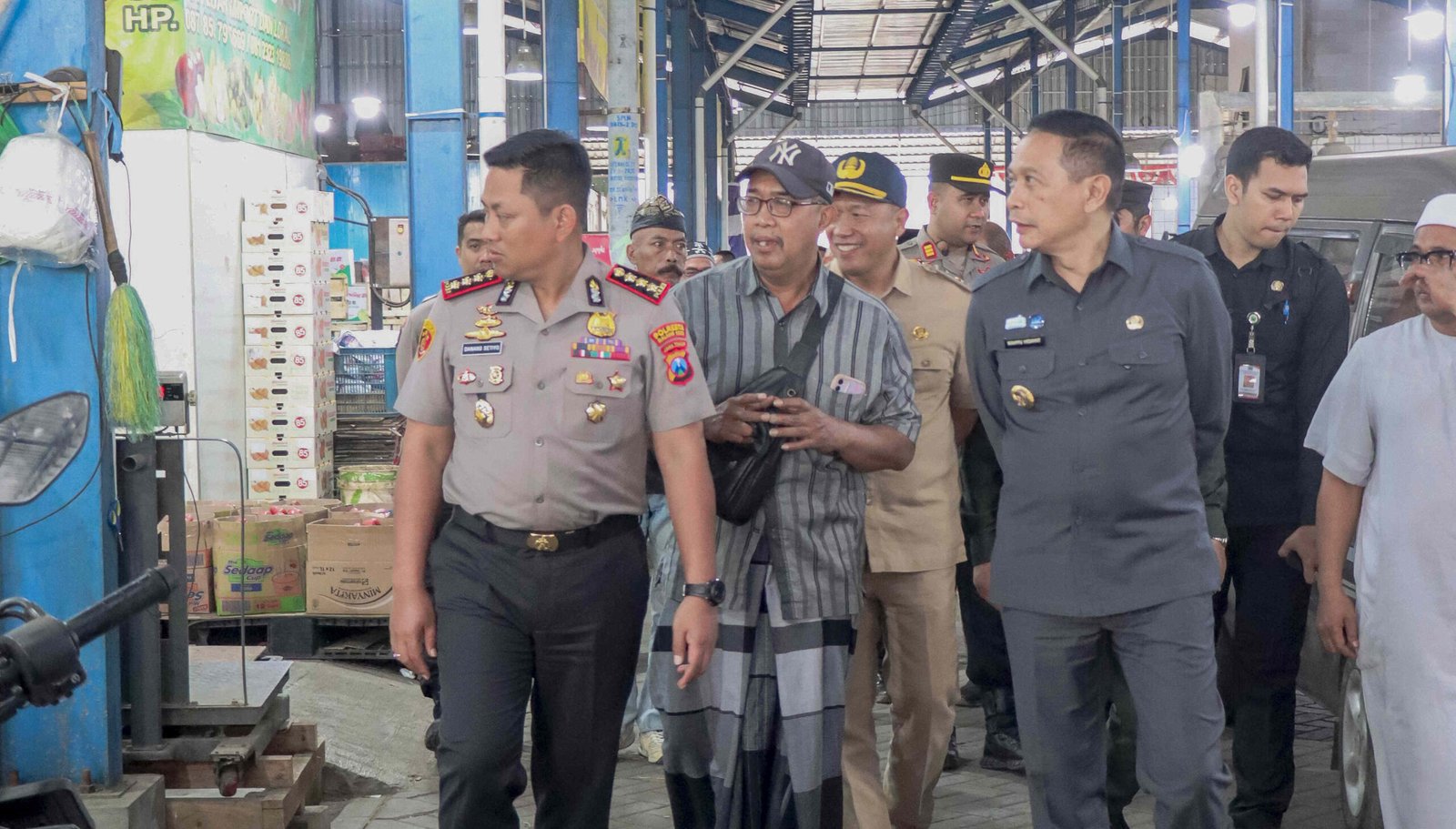Polresta Malang Kota Kawal Penataan PIG, Kapolresta Danang Pastikan Keamanan dan Cegah Penumpukan Kendaraan di Pintu Keluar Pasar