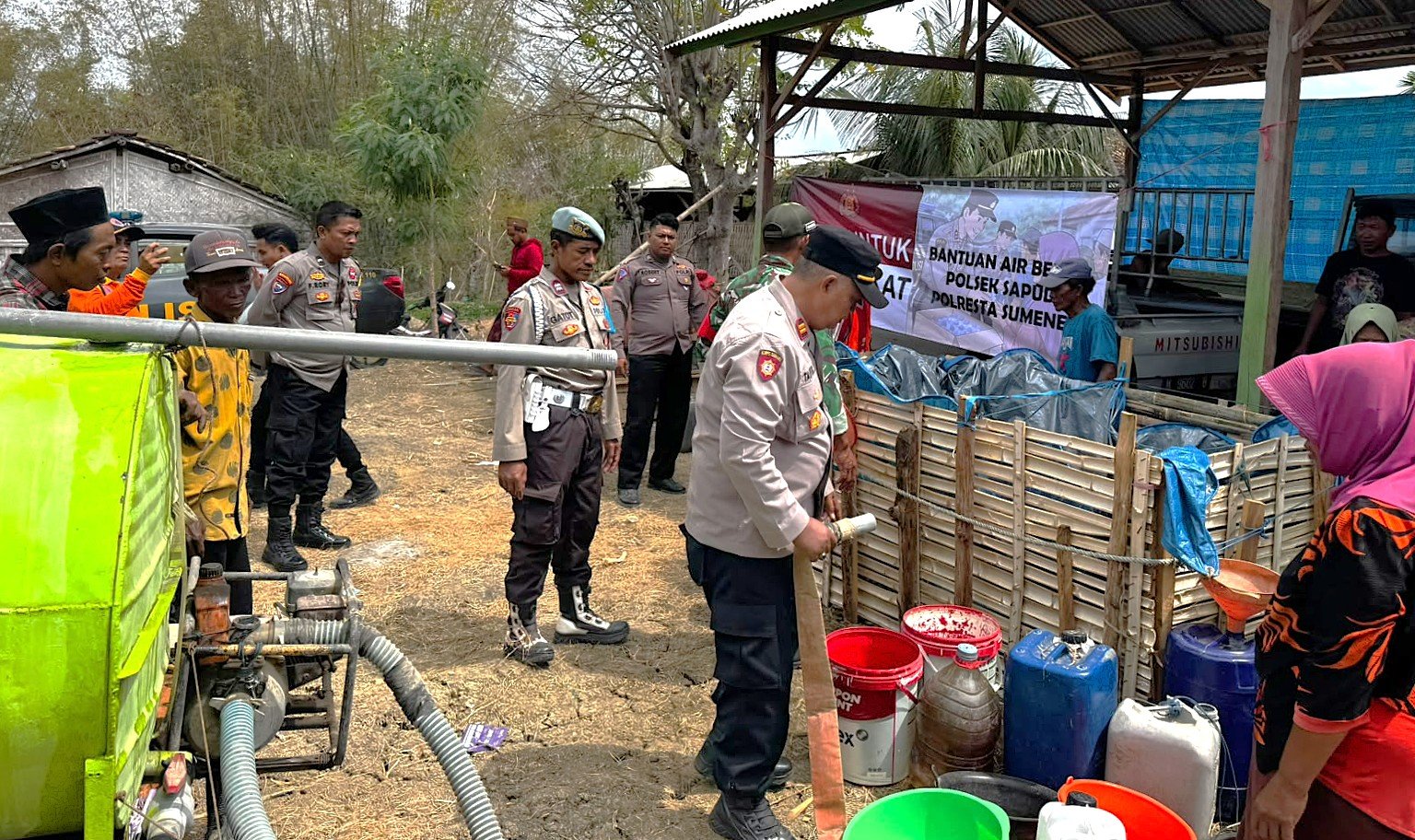 Polresta Sumenep Salurkan Bantuan Air Bersih untuk 440 KK di Desa Gendang Barat