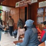 Petugas bergerak taktis menyinkronkan data manifest pendakian di Basecamp Gunung Raung Via Sumberwringin guna memastikan posisi dan logistik korban