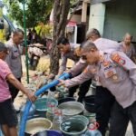 Polres Nganjuk Kerahkan Water Cannon dan Truk Tangki Pasok Puluhan Ribu Liter Air Bersih di Ngetos