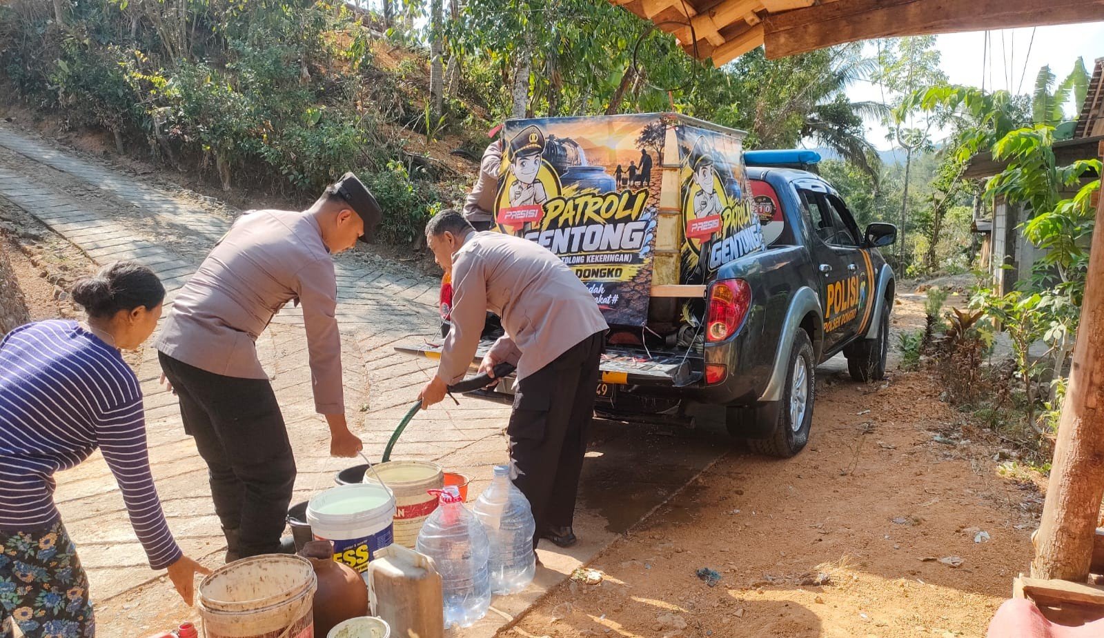 Polres Trenggalek Pasok Ribuan Liter Air Bersih Pakai Mobil Patroli Modifikasi