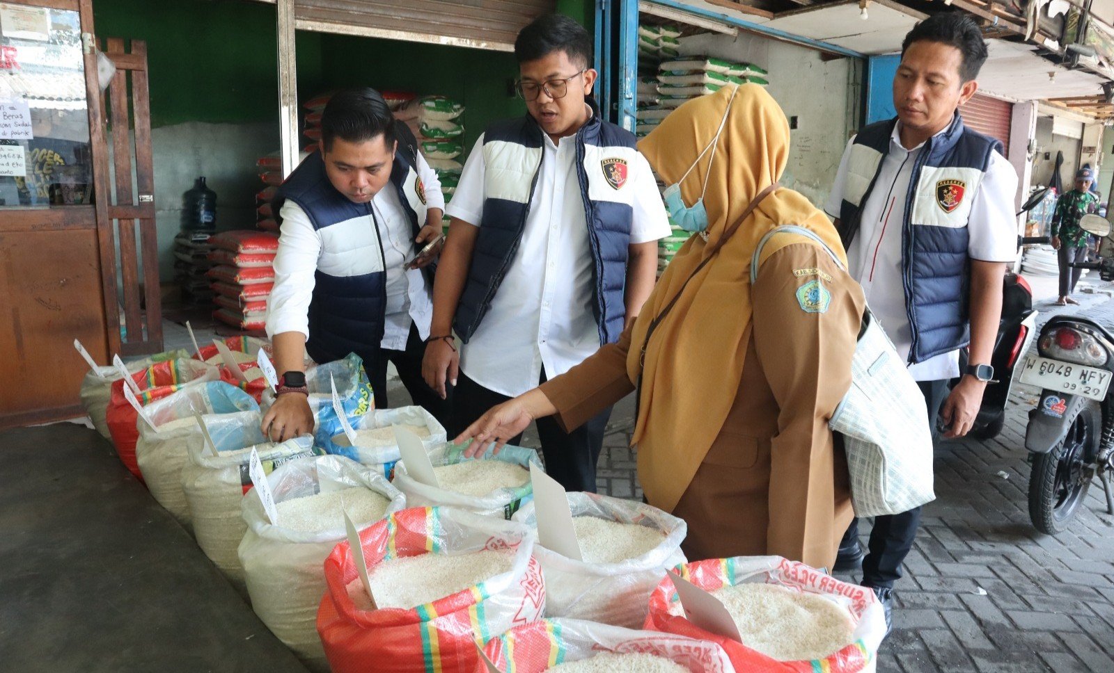 Satgas Pangan Polresta Sidoarjo Sidak Pasar, Pastikan Pasokan Bahan Pokok Aman dan Stabil