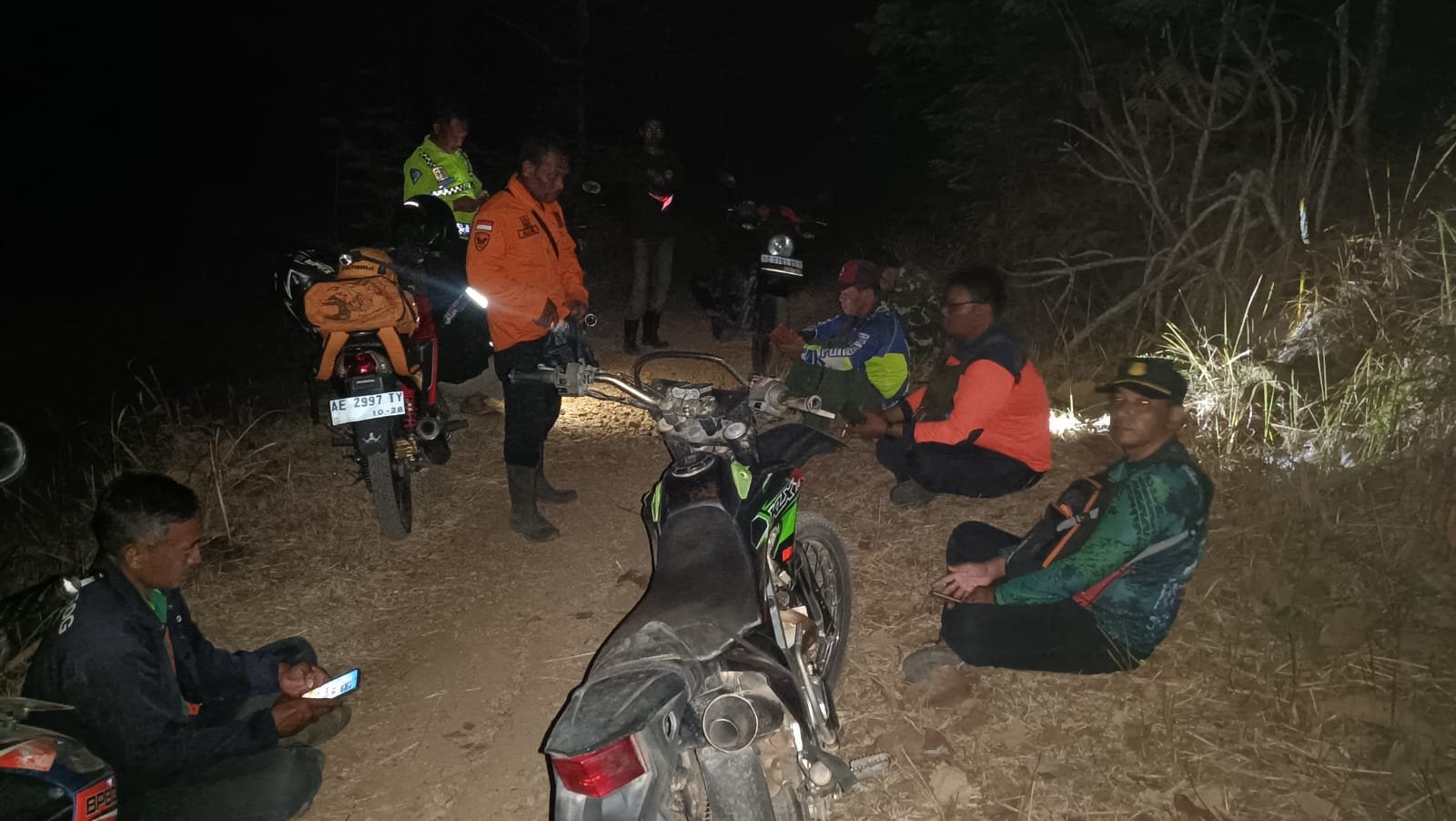Sinergi Polsek Bungkal Bersama Tim Gabungan Berhasil Jinakkan Karhutla di Ponorogo