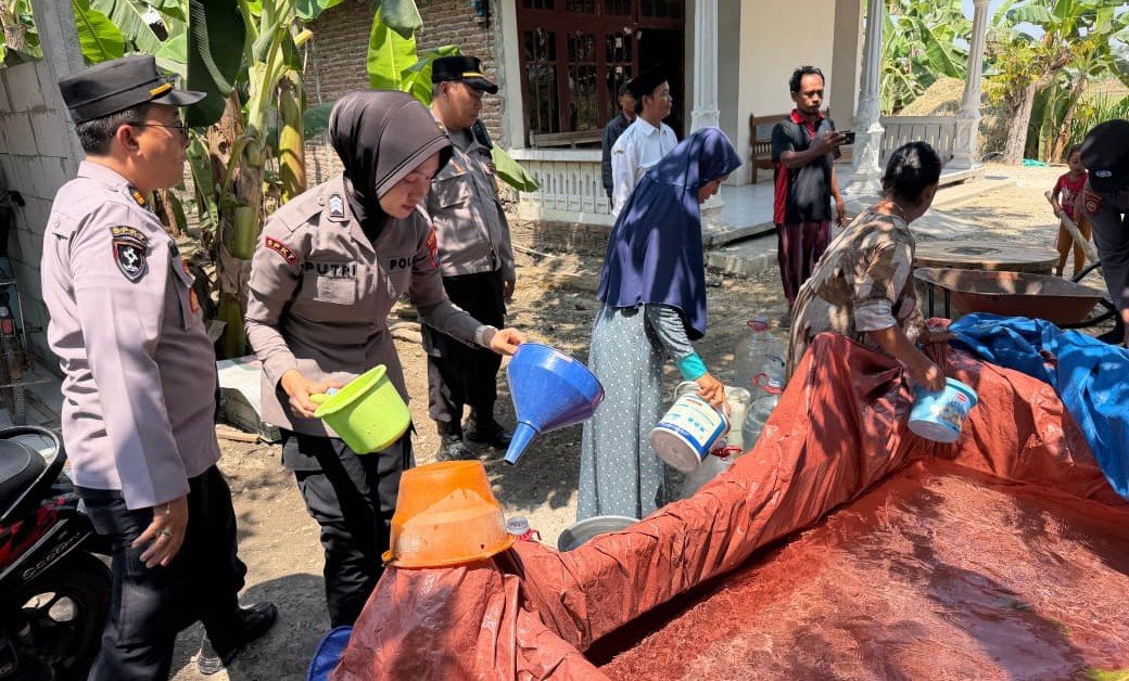 Tanggap Darurat Kekeringan, Polres Bojonegoro Pasok Air Bersih ke Kecamatan Dander