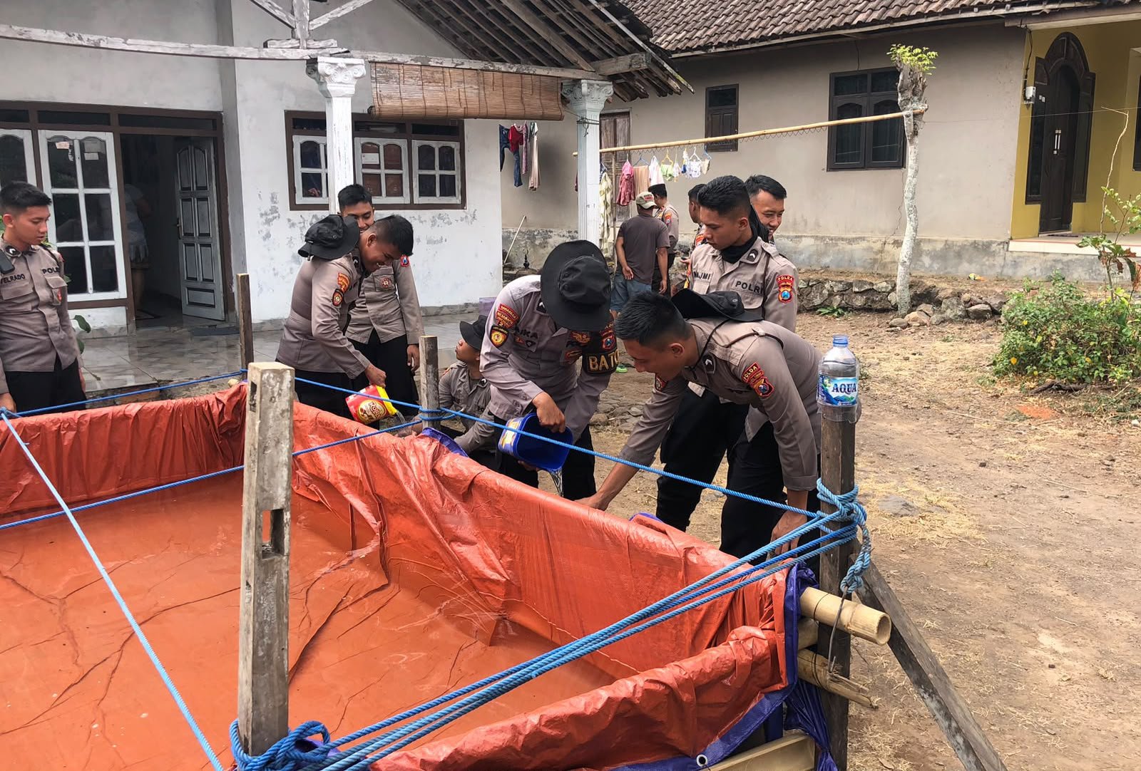 Semangat ‘Polisi Bersama Masyarakat: Polda Jatim Dirikan Posko Karhutla dan Distribusikan Air Bersih di Pasuruan