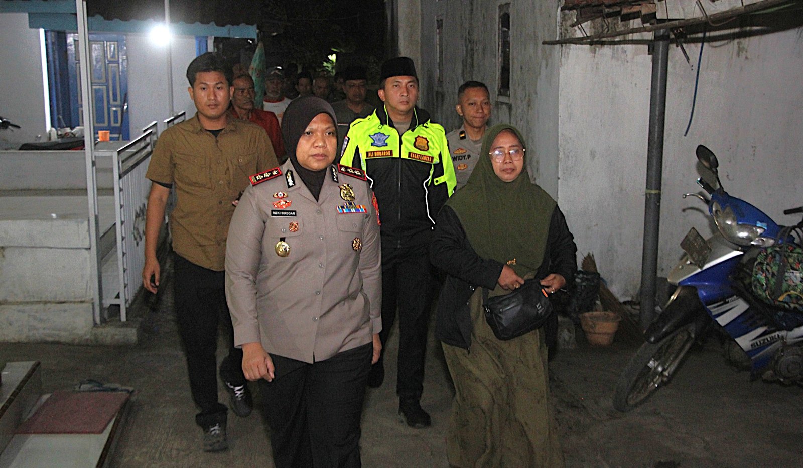 Polisi Bersama Masyarakat, Kapolres Probolinggo Dampingi Keluarga Korban Karhutla TNBTS hingga Peristirahatan Terakhir
