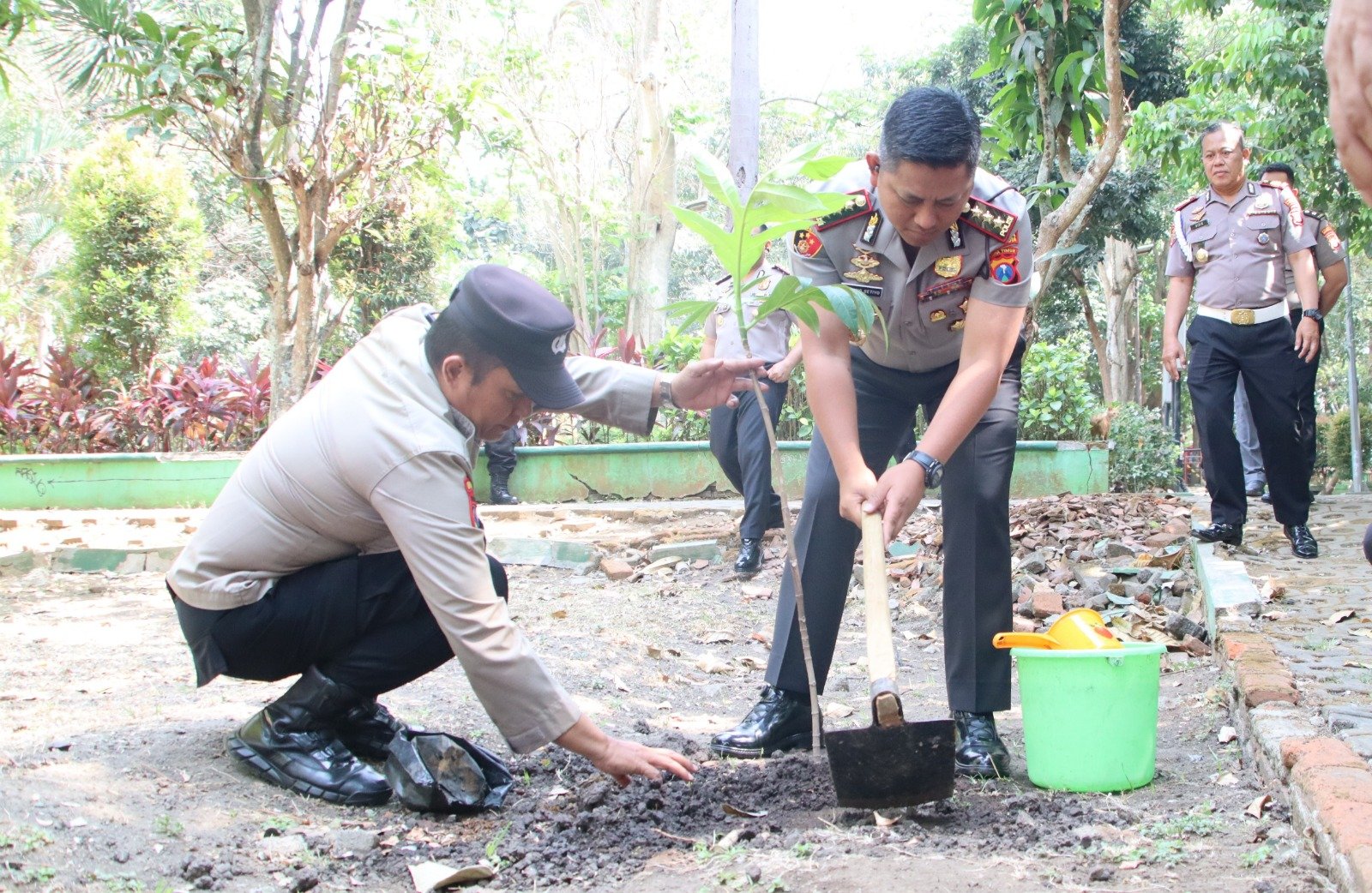 “Green Policing” di Taman Singha Merjosari, Kapolresta Danang dan Wakapolresta Alex Tanam Enam Bibit Pohon