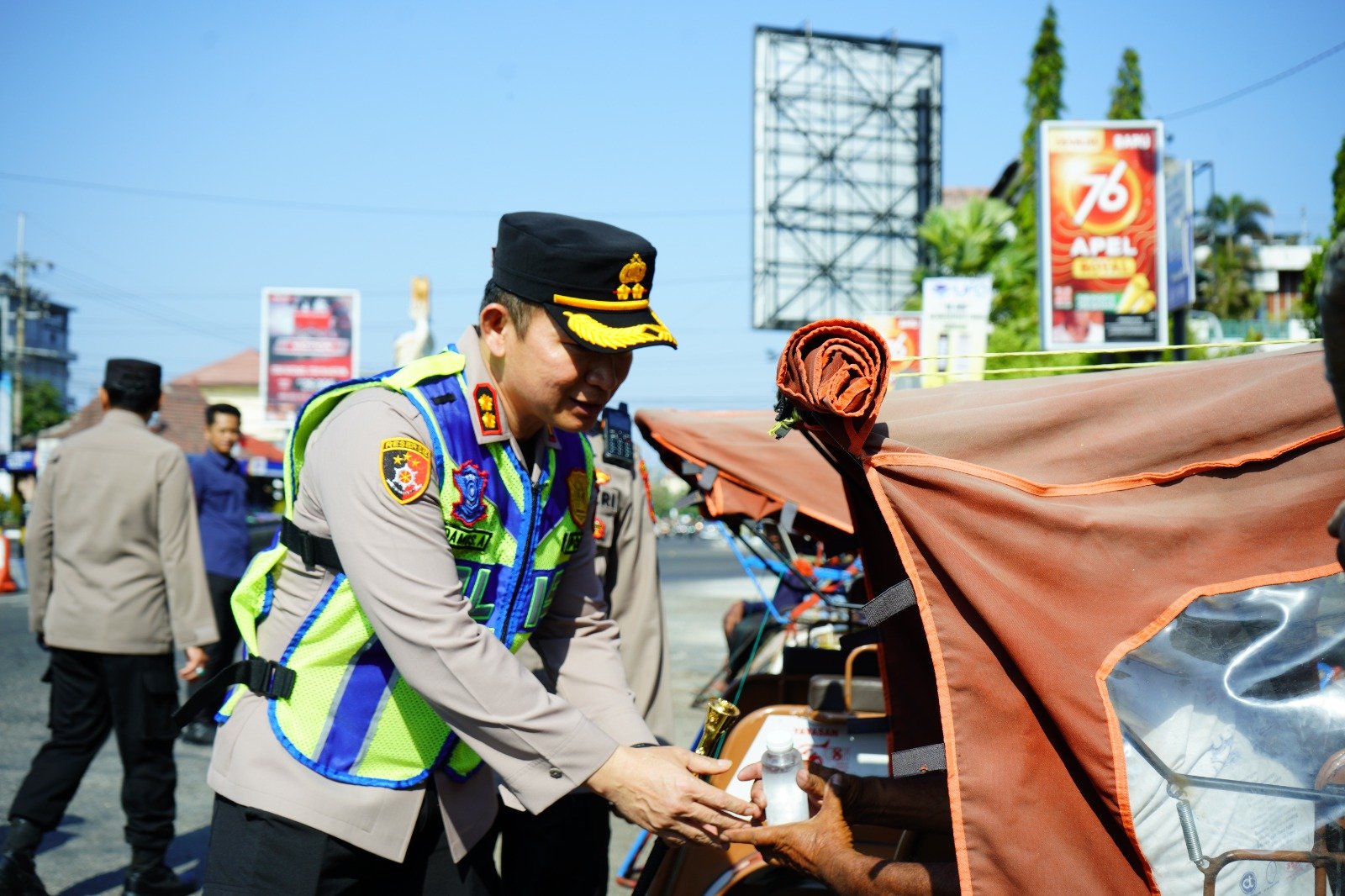 Rangkul Abang Becak, Polres Ponorogo Wujudkan Semangat ‘Polisi Bersama Masyarakat’ Tanpa Sekat