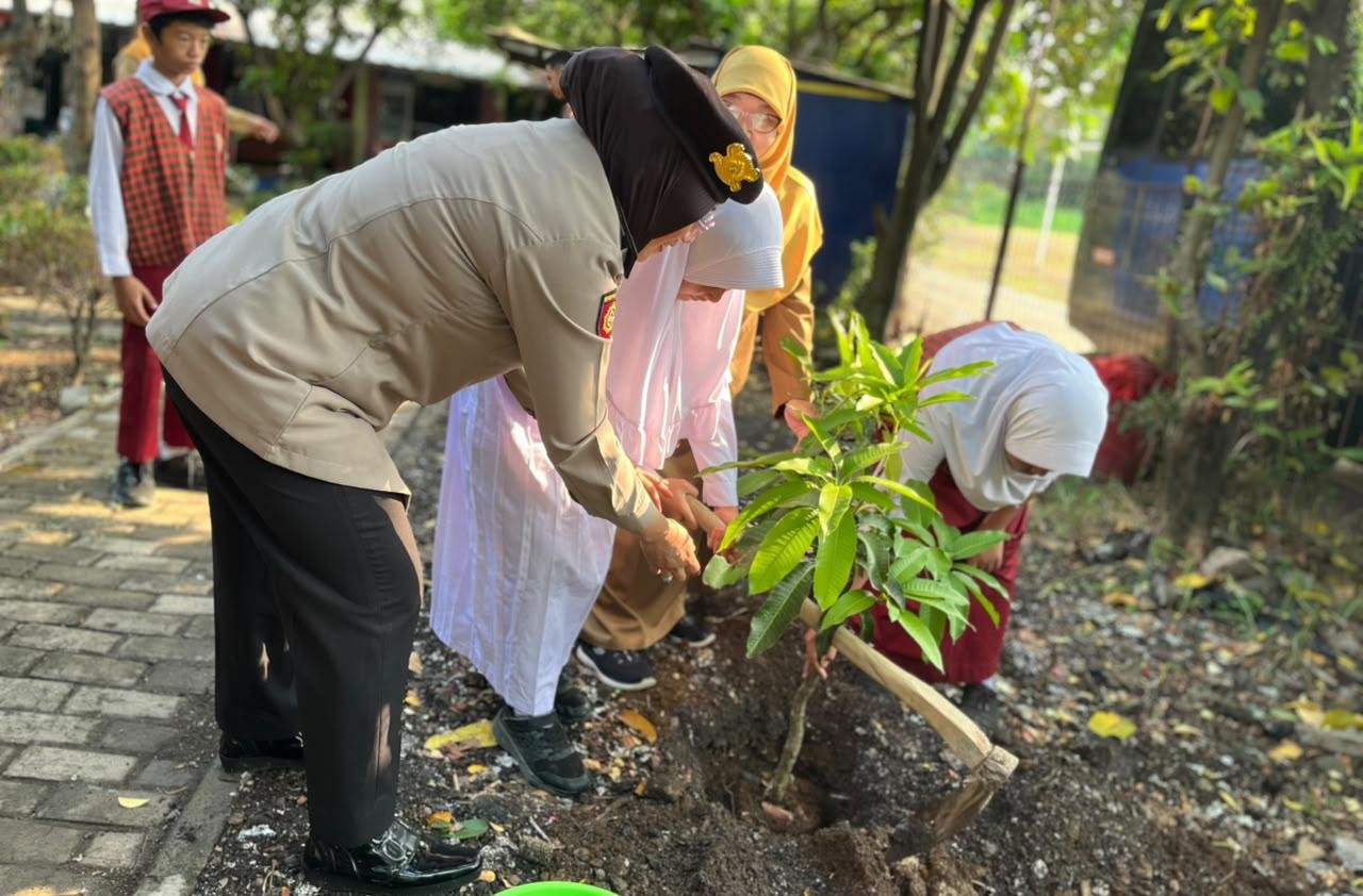 Tak Sekadar Jaga Keamanan, Polri Ajak Pelajar Peduli Pendidikan dan Lingkungan