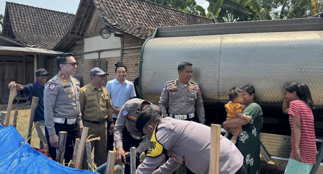 SABER Satlantas Polres Ngawi: Salurkan Bantuan Air Bersih untuk Warga Terdampak Kekeringan